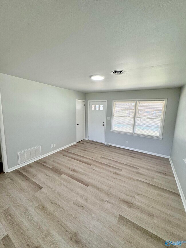 Foto del edificio - 2208 Glen Iris Cir NW