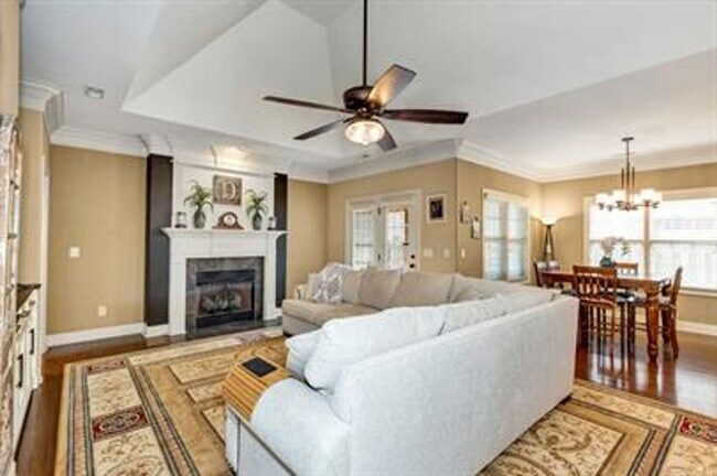 Foto del edificio - Welcome Home to Lake Forest!