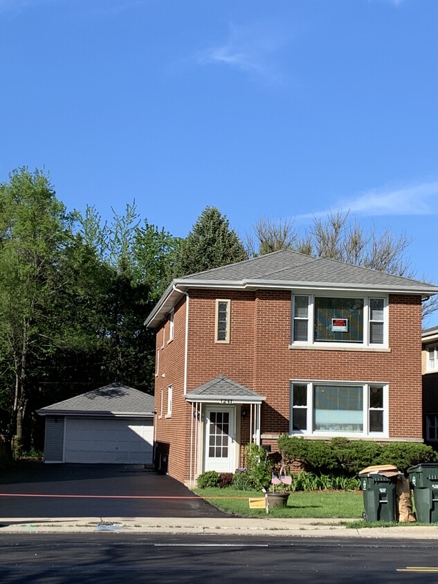 Garden Apartment - 1241 N Northwest Hwy