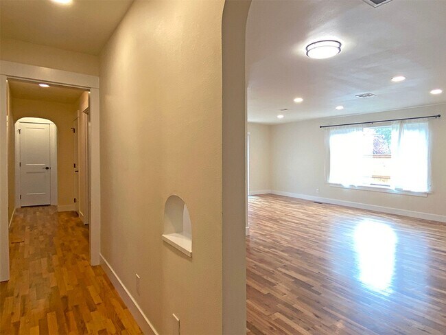 Building Photo - Spacious 4 bedroom home!