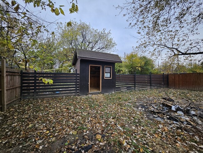 Building Photo - 4009 Oliver Ave