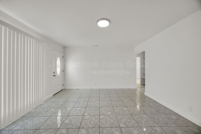 Foto del edificio - 16385 Gordon Way
