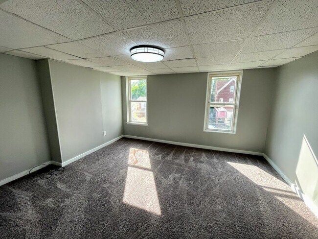 Building Photo - 5 bed 2 bath - all updated South Oakland, central air, in house laundry