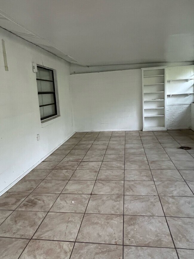 Building Photo - 513 Greenview Terrace Apartment A
