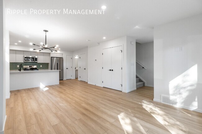 Photo du bâtiment - Modern 3 Beds, 2.5 Baths Main Floor/ Upper...