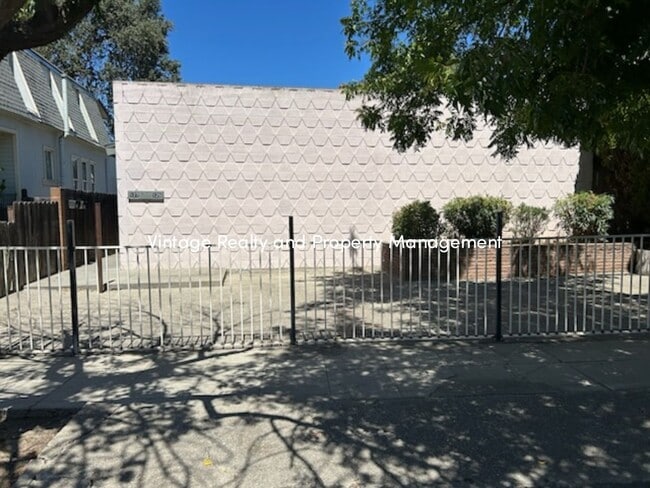 Building Photo - This Updated 2 Bedroom Duplex Is Ready to ...