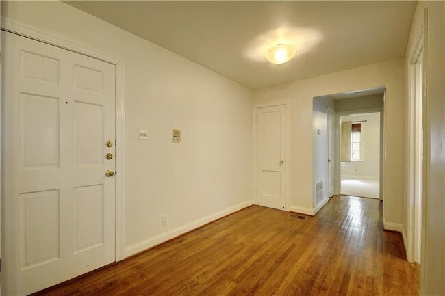 Building Photo - 910 E 32nd St