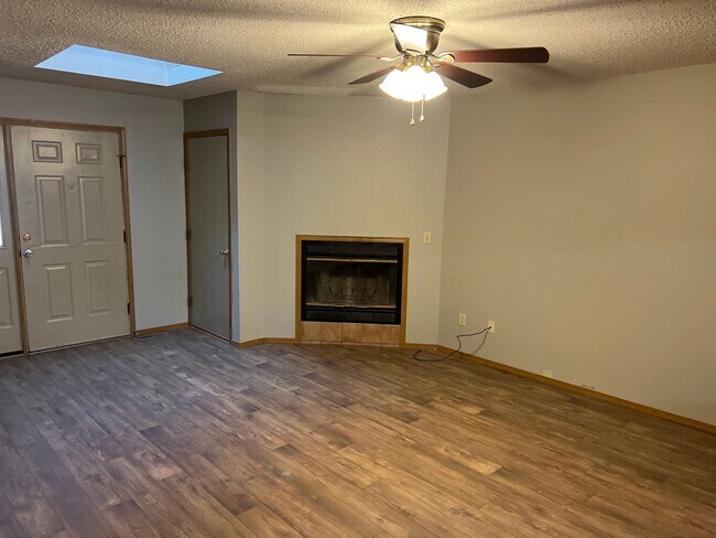 Foto del edificio - 2 Bedroom 2 Bathroom Duplex! Southwest Spr...