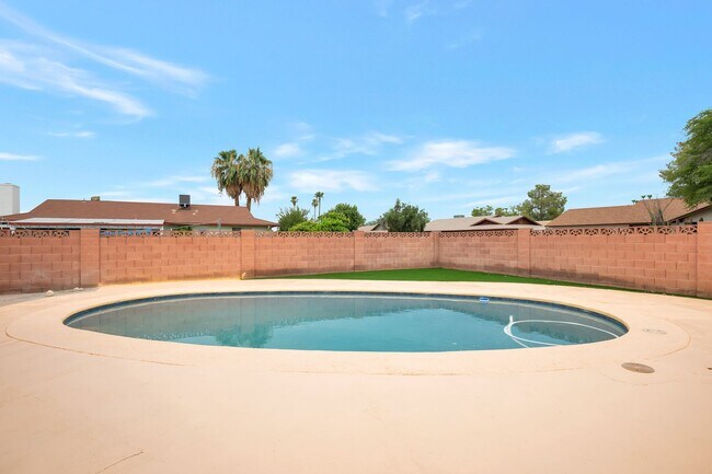 Foto del edificio - 6-Bedroom Tempe Home with Private Pool, Garage & Ideal Location