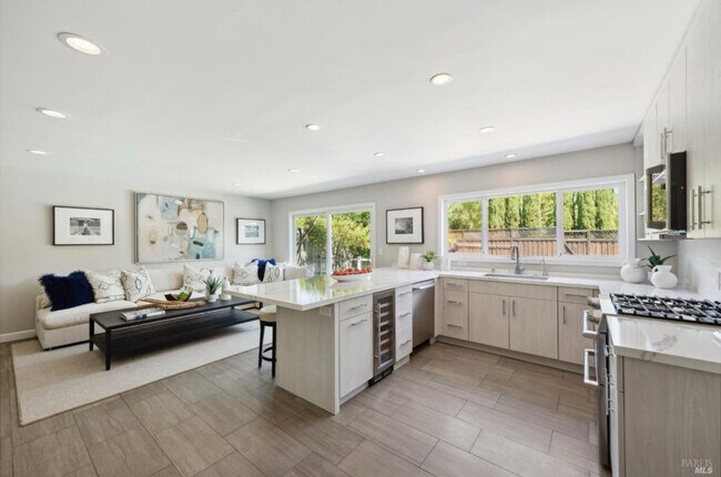 Building Photo - 310 Marin Oaks Dr