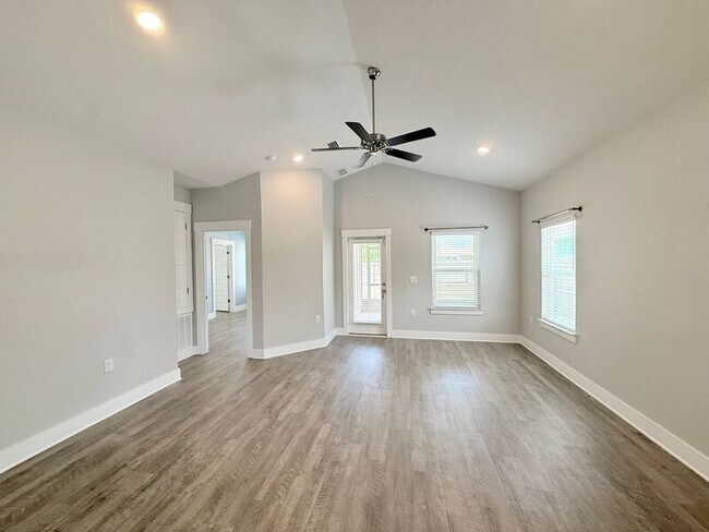 Foto del edificio - 5849 Danbury Blvd