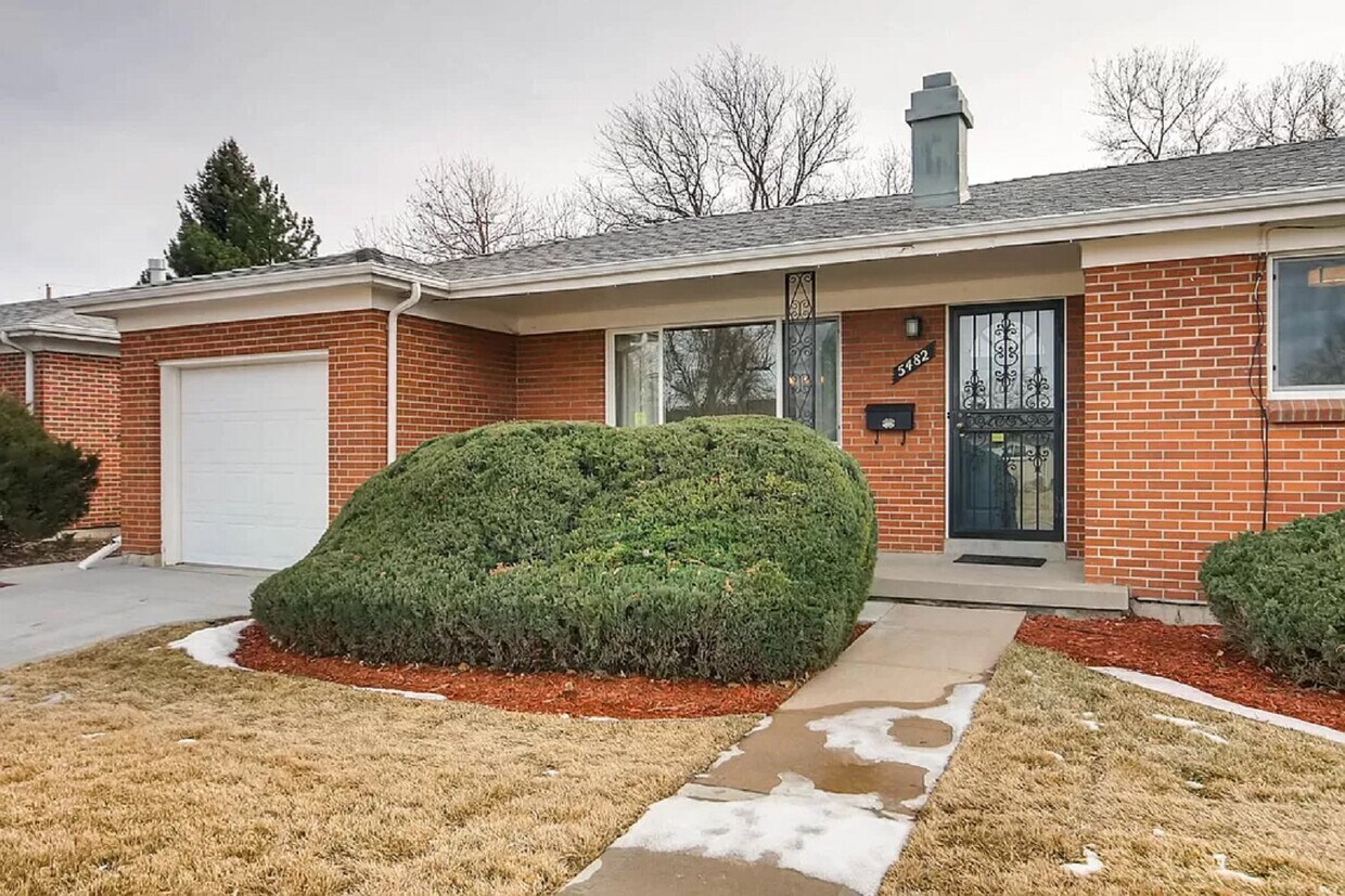 Foto principal - 5482 E Colorado Ave