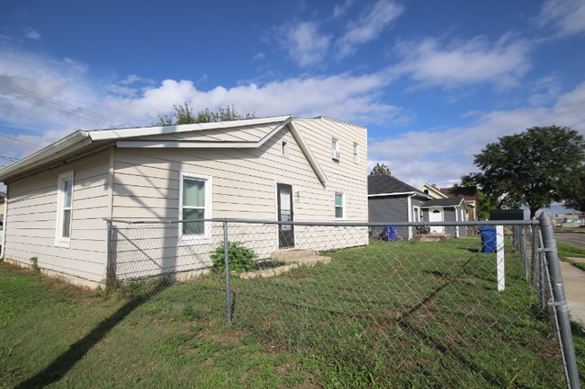 Building Photo - 401 E 11th St