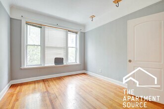 Building Photo - 907 W Belmont Ave