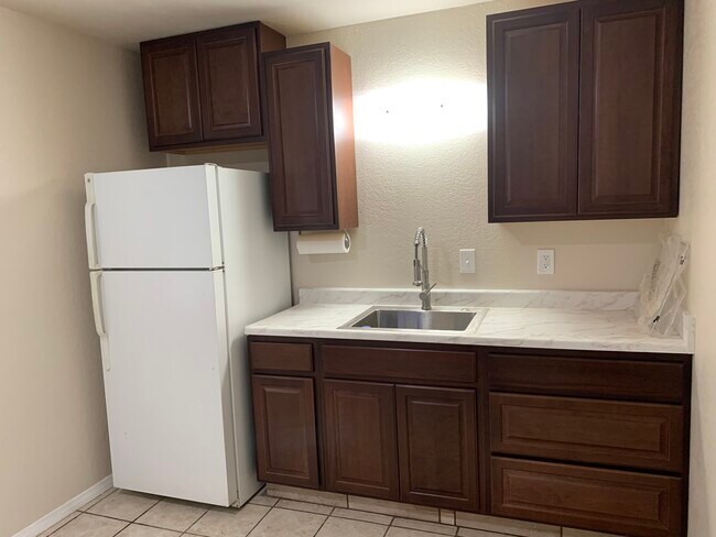 Cocina con refrigerador - 636 Commercial Ave