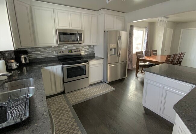 Cocina/sala de estar de concepto abierto - 237 Fair Park Dr