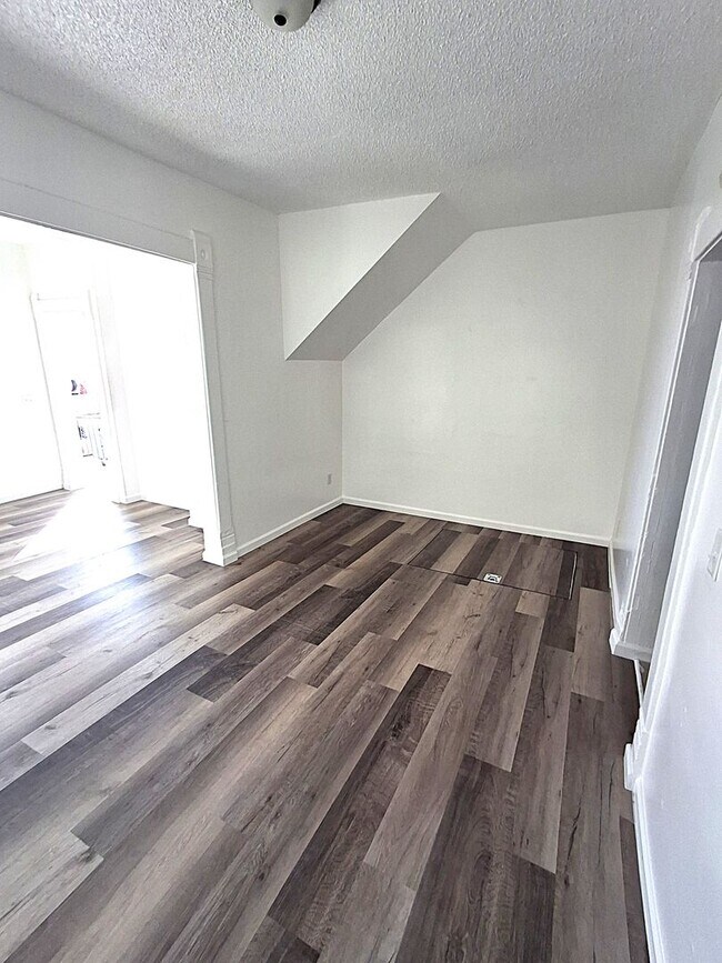 Foto del edificio - 1079-1 Herrera 609-611 W 8th St.