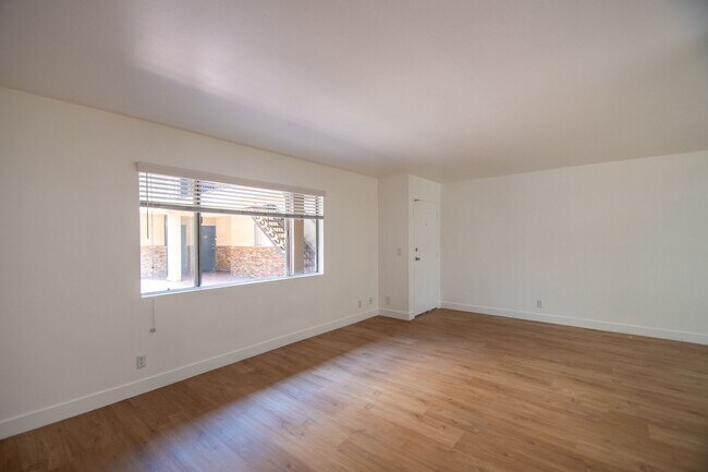 Foto del edificio - 6401 Riverton Ave
