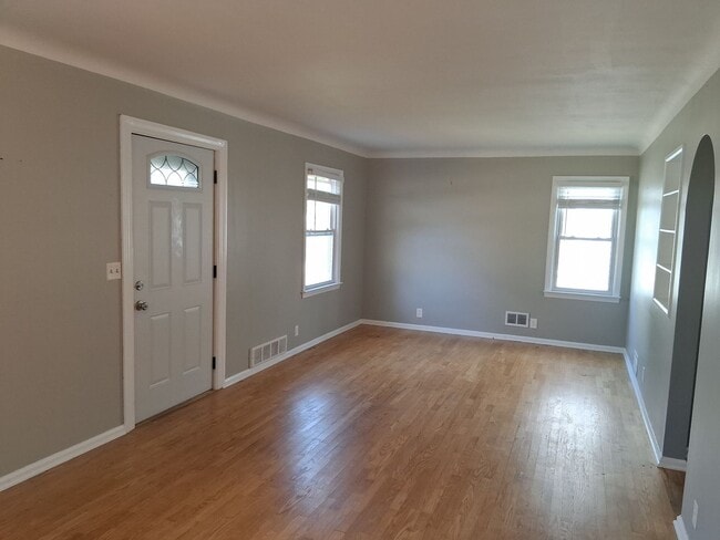 Building Photo - 320 S Griffin St