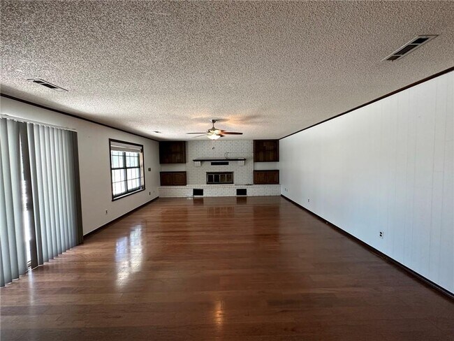 Building Photo - 2147 Loren Cir
