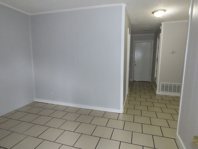 Building Photo - Cozy Two Bedroom One Bathroom  Apartment!