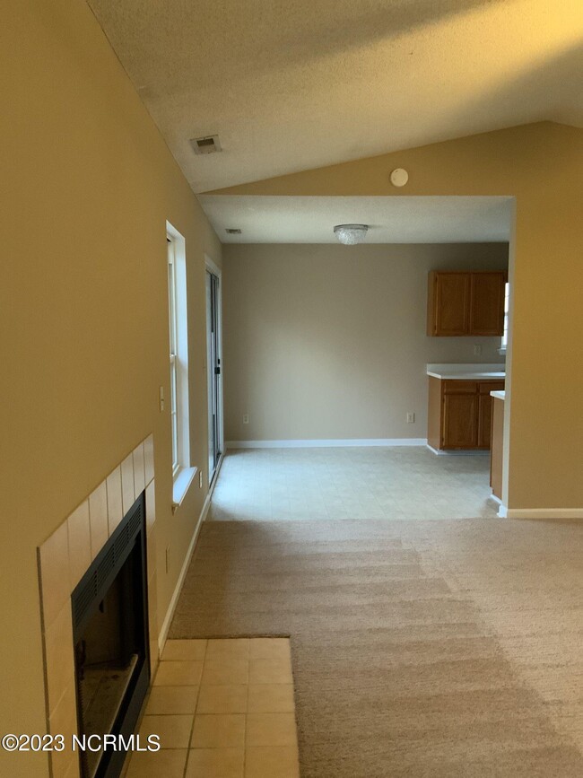 Building Photo - 305 Eider Loop