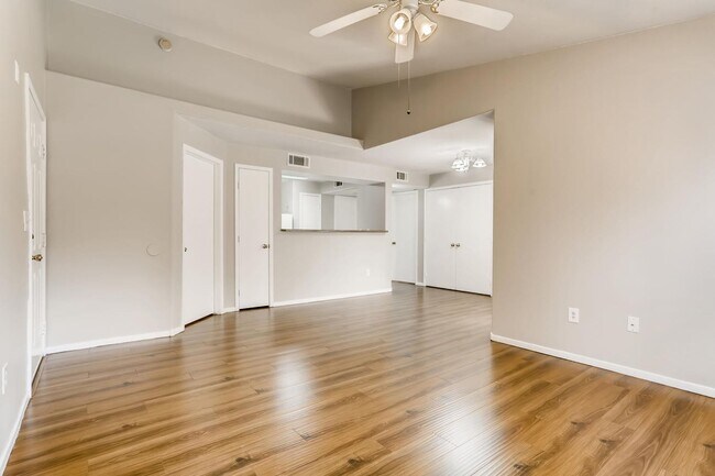 Foto del edificio - 2nd Floor Condo In Move-in Condition / Gated Southwest Community