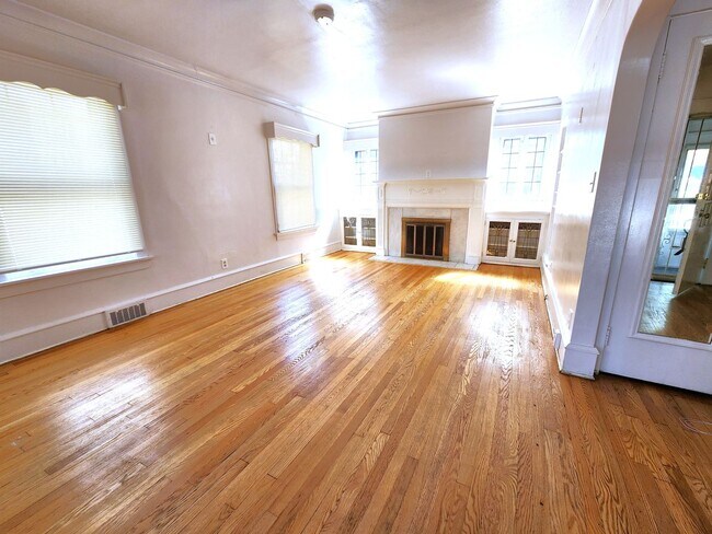 Building Photo - Beautiful Updated 3-bedroom Colonial