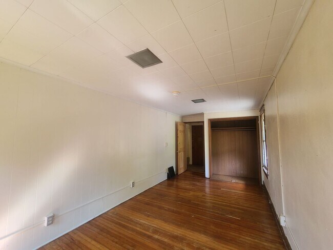 Building Photo - Large House - 3 Bedroom/ 2 Bathroom - Down...