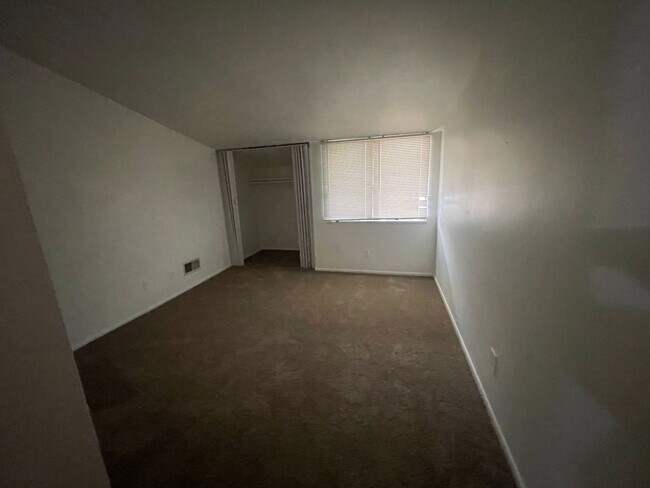 Building Photo - 3 Bedroom Condo