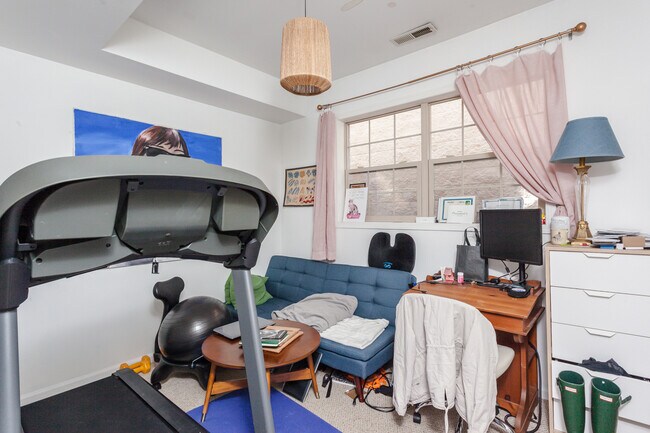 Foto del edificio - 1357 N Artesian Ave