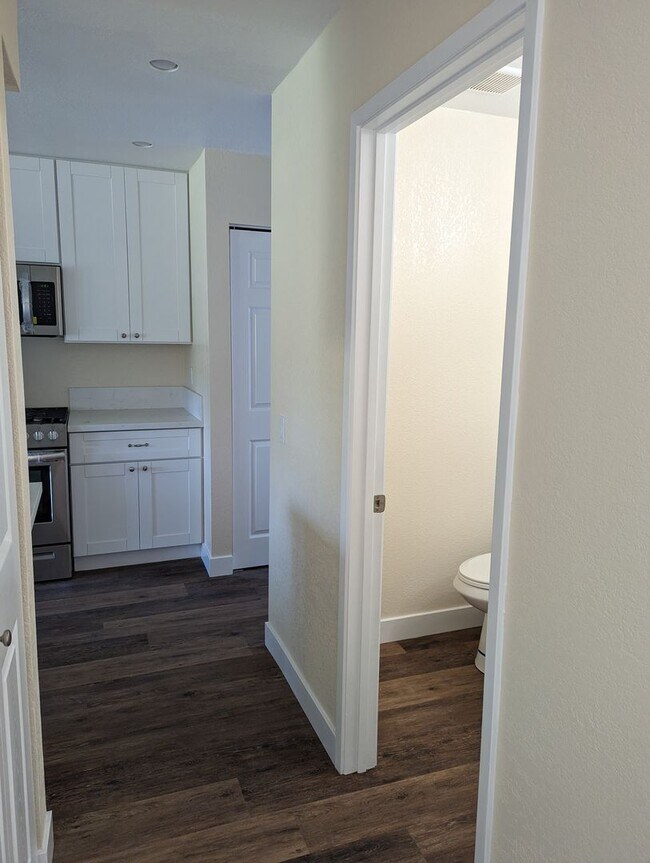 Building Photo - Upgraded 2 Story 2 Bed/1.5 Bath Condo