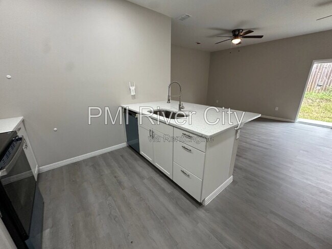 Foto del edificio - 6715 Bakersfield Dr