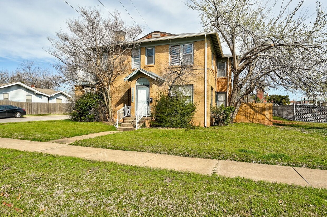 Charming 2-Bed, 1-Bath Upstairs Duplex Near the Paseo District * * * $350 MOVE-IN SPECIAL * * * - Charming 2-Bed, 1-Bath Upstairs Duplex Near the Paseo District * * * $350 MOVE-IN SPECIAL * * *