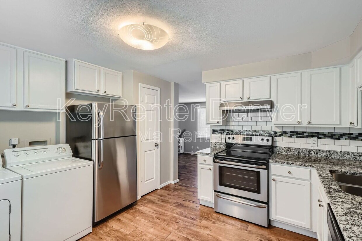 Primary Photo - 2445 Lawrence St