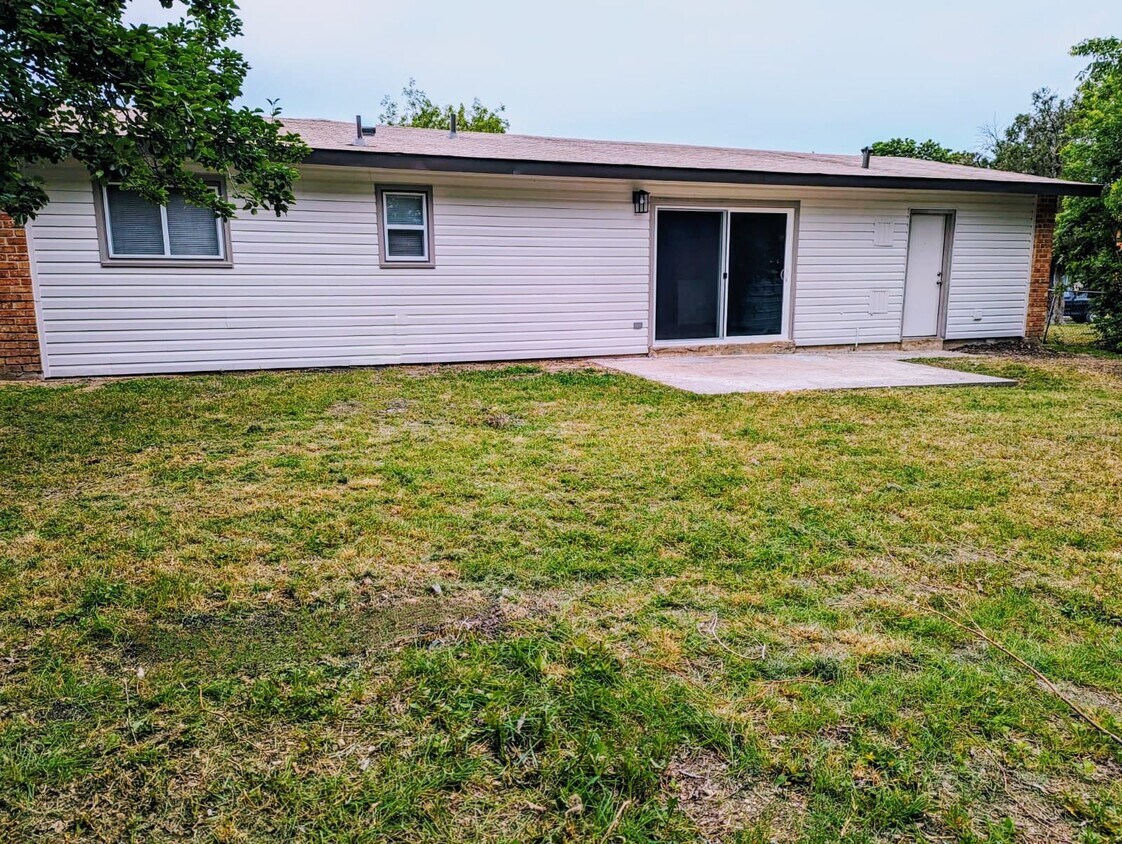 Building Photo - 5718 Elk Lake Dr