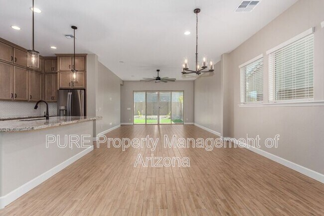 Foto del edificio - 19415 W Luke Ave