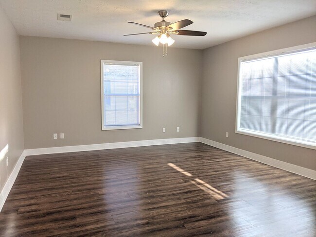 Foto del edificio - Available for April Move in! - Renovated 3 Bed 1.5 Bath House Biking Distance to Campus!