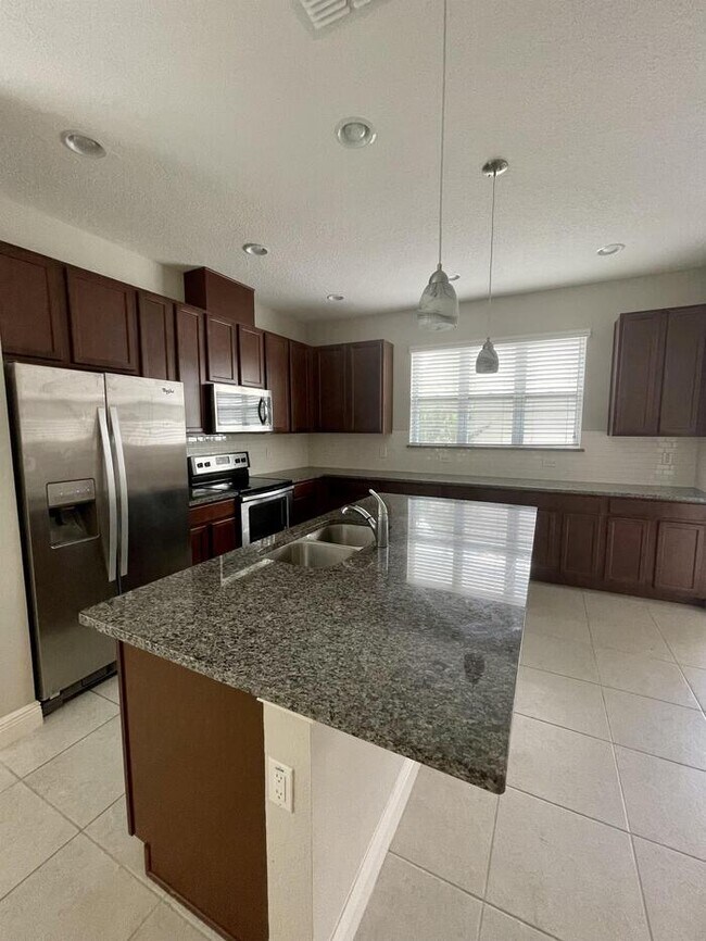 Foto del edificio - 15621 Honeybell Dr