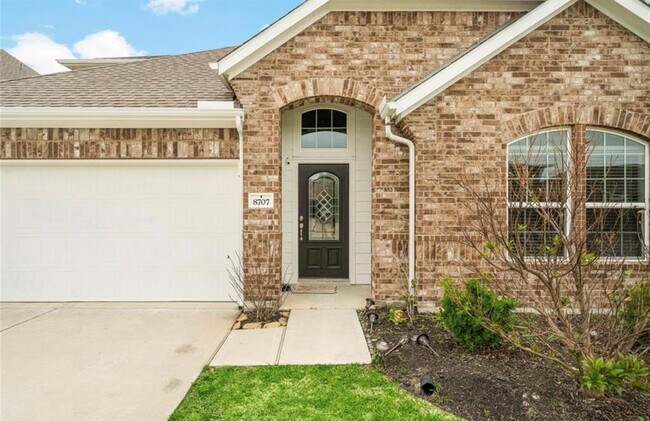 Building Photo - 8707 E Cres Lake Cir