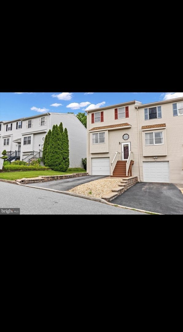 Foto del edificio - Spacious 3BR Townhome in Harrisburg