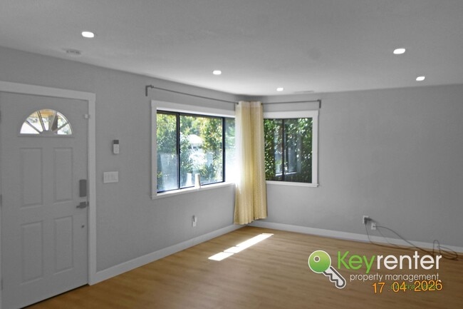Foto del edificio - Renovated 4 Bedroom Home with Gourmet Kitchen & Lush Backyard in Concord