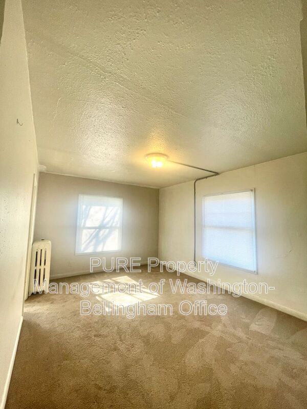 Building Photo - 421 E Maple St