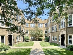 Building Photo - 4824 W Addison St