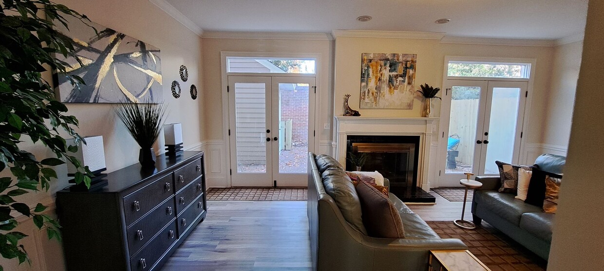 Primary Photo - Gorgeous Furnished Three Bedroom Condo- Sh...