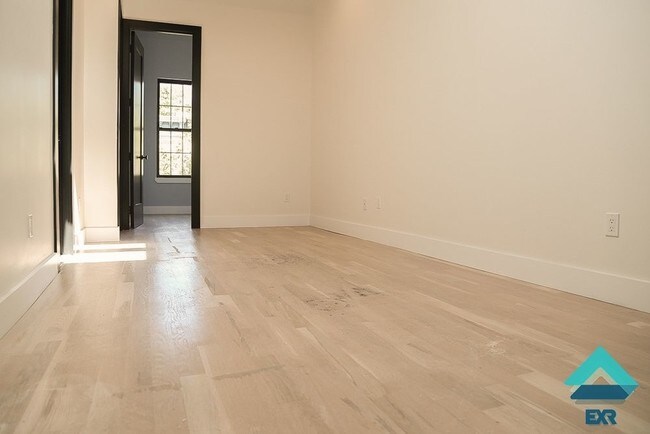Building Photo - 1355 Putnam Ave