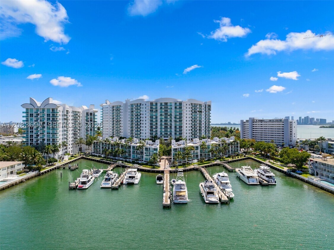 Foto del edificio - 7900 Harbor Island Dr