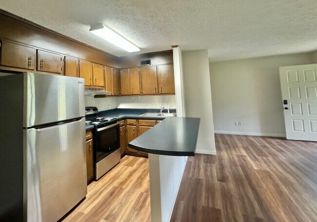Foto del edificio - Upstairs apartment close to 40 with an interior refresh - updated floors paint and appliances