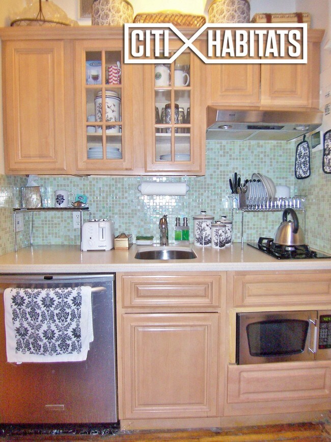 Building Photo - 457 W 57th St