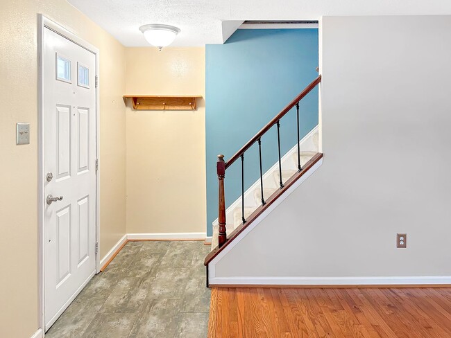 Building Photo - Brilliant 3 Bed 1.5 Bath Townhome in Great...